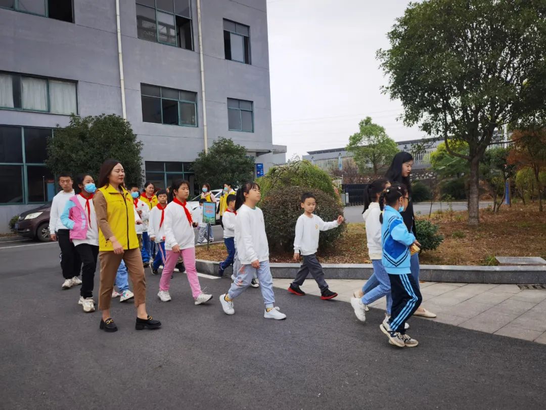“愛心守護 希望同行”，10月30日，德博科技工會組織開展了關愛留守兒童活動，為萍鄉23名留守兒童送去愛心慰問及祝福。
